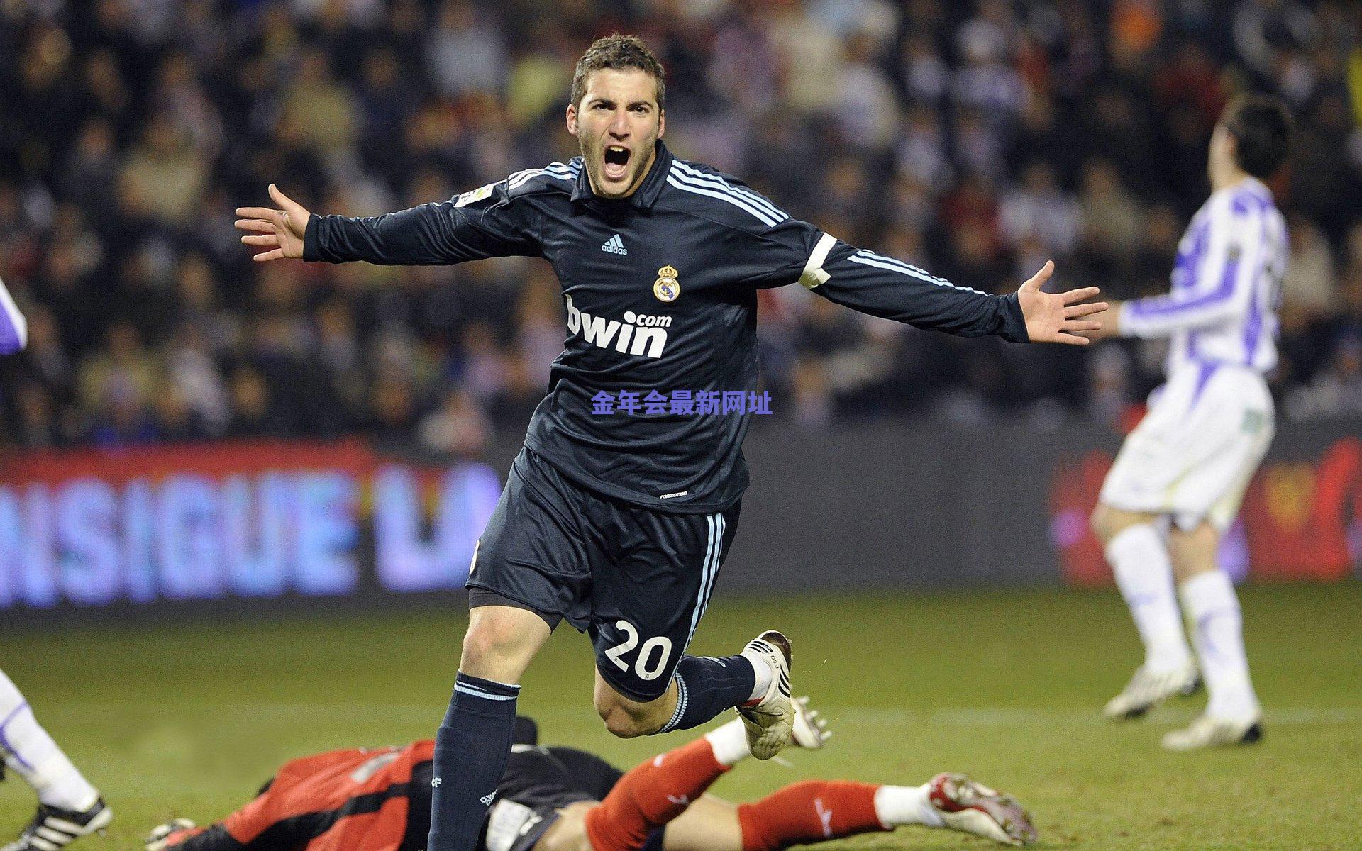 萨拉赫训练后驾劳斯莱斯低调离场 神情凝重引球迷关注